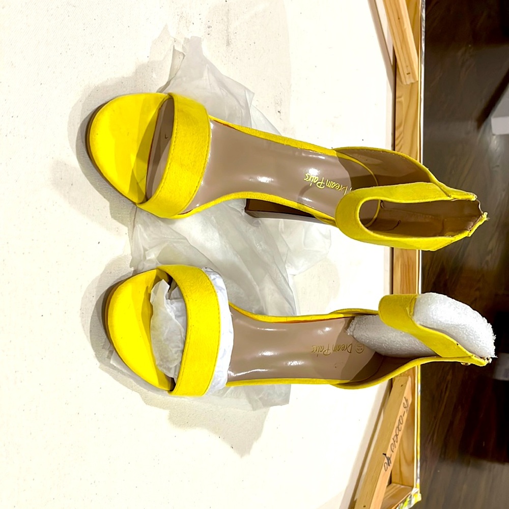 Yellow Dream Pairs women’s open toe sandals in size 9.5.